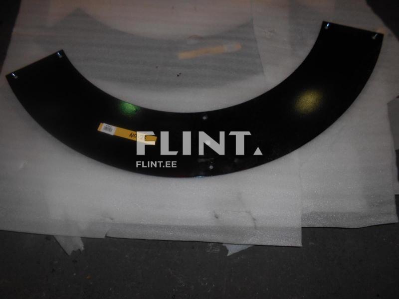 Nurgakujuline must metallplaat, millel on kaks kinnituskruviava. Plaat on asetatud valgele vahtmaterjalile.