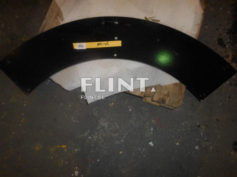 Must plaat on kaardus kujuga ja suured augud servades. Selle pealmine pind on läikiv ning see asub valge vahtmaterjali ja puidust aluse kohal.