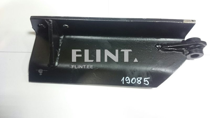 Musta metalli detail, millel on kindel struktuur ja nurk. Detaili ühel küljel on augud kinnitamiseks ning sellel on väljaulatuv osa. Numbrid 19085 on kirjutatud heledas värvitoonis.