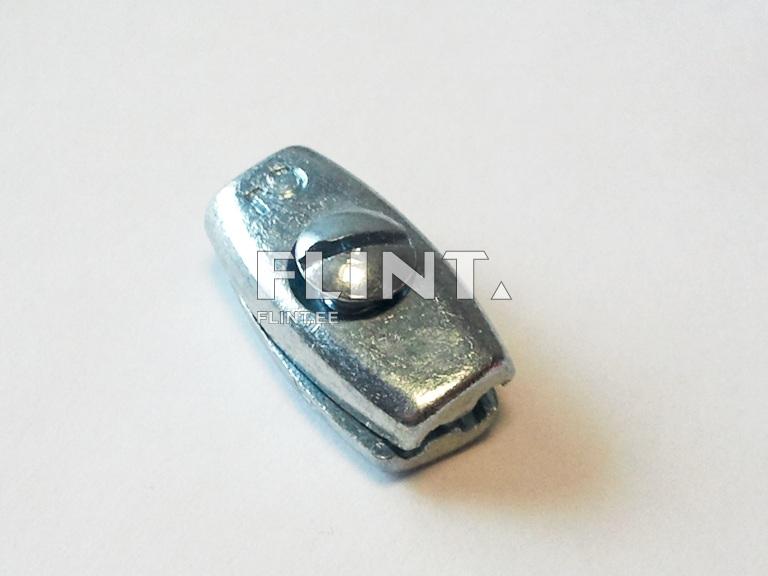 Kromite värviga metallist detail, millel on ümmargune kruvi ülal. Detaili kuju on ristkülikukujuline ja see on avatud alumises osas.