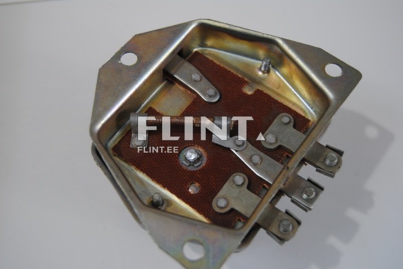 Tooted on metallkorpusel, millel on pruun isolatsioonimaterjal ja metallosad. Ühes nurgas on avaus kruvi jaoks, mis võimaldab kinnitust. Metallist klapid on asetatud plaadi peal.