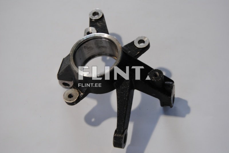 Toode on mustast metallist valmistatud detail, millel on ümarava alus, mis asub keskel. Detailil on mitu kinnitusauku, mis on jagatud erinevatesse suundadesse ja erinevatesse kohtadesse. Üks külg on vähe kumer ja detailil on klamberkonstruktsioon, mis toetab konstruktsiooni stabiilsust.