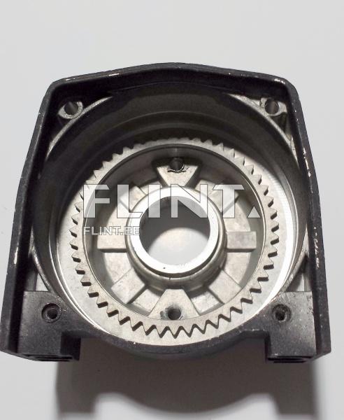 Ümmargune metallist detail, mille keskel on avaus ja suured hambad, mis on mõeldud koonuspeade ühendamiseks. Detaili servades on augud kinnitamiseks.