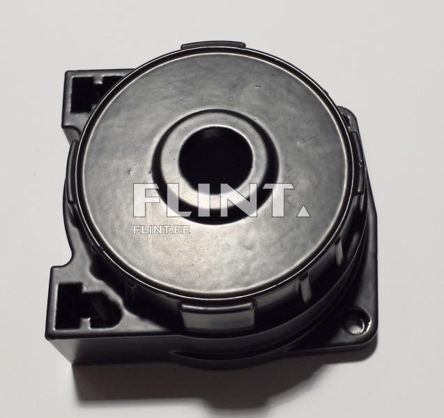 Mustast plastmassist valmistatud ümmargune seade, millel on kesksel kohal auk ja servadel horisontaalsed ribid.