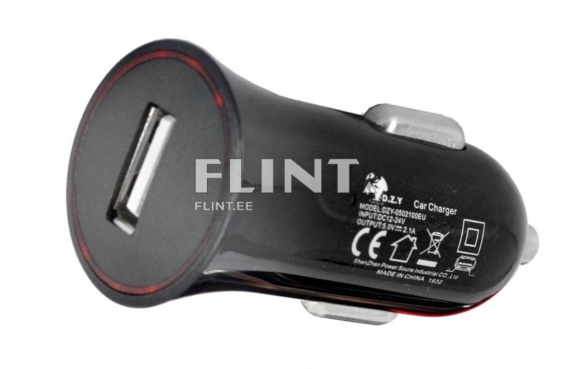 Auto laadija, musta plastiku ja punase aktsendiga. Laadijal on üks USB pesa ja vajalikud spetsifikatsioonide märgised tagaküljel.