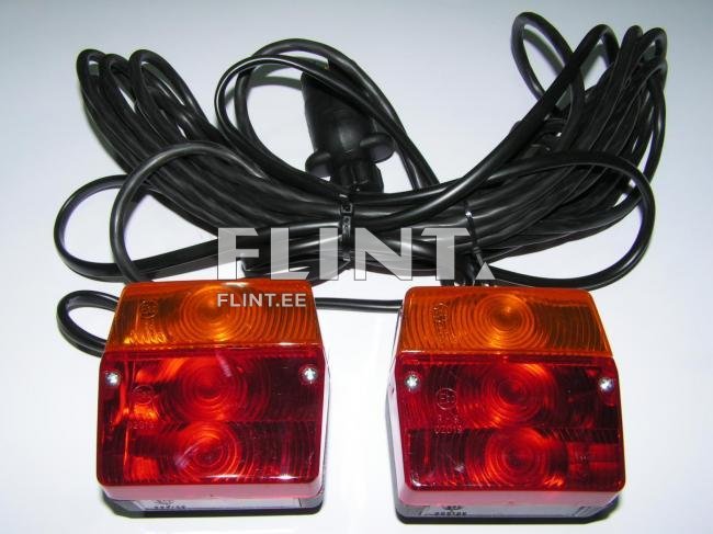 Kaks laternat, ühes on punased ja teises oranžid klaasid. Laternad on paigutatud kõrvuti, nende vahel on must kaabel, mis on teiselt poolt ühendatud pistikuga.