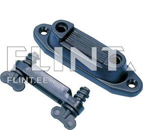 Pildil on must plastist kinniti, millele on kinnitatud valge ja punane triibuline riba. Kinniti on puust postiga, kus riba on tugevalt kinnitatud.