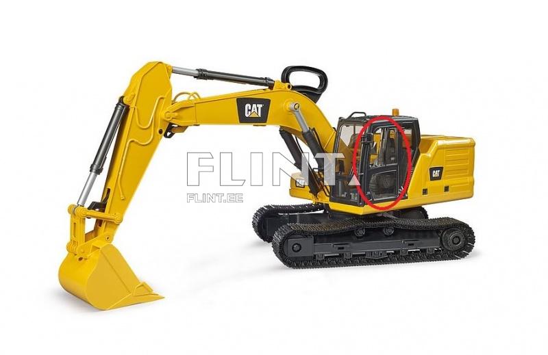 Kollane ekskavaator, millel on mustad kummirattad ja rool, millel on selge kabiin. Kabiin on avatud poolelt ja seal on üks tool.