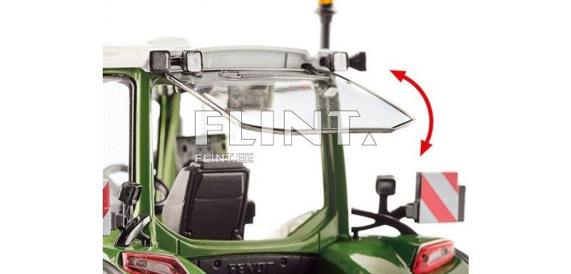 Pildil on rohelise traktori kabiin, milles on avatud katuseaken. Kabiini taga on must iste ja juhtpaneel, mis on nähtav katuseakna kaudu.