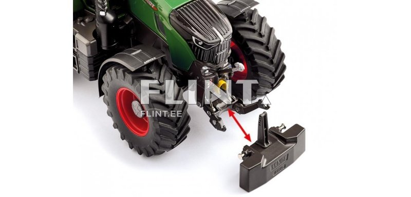 Roheline traktor, millel on must mootori katteosa, punased veljed ja detailne mudel. Esiosas on nähtav haakeseade, mille külge on kinnitatud must haakeseade.