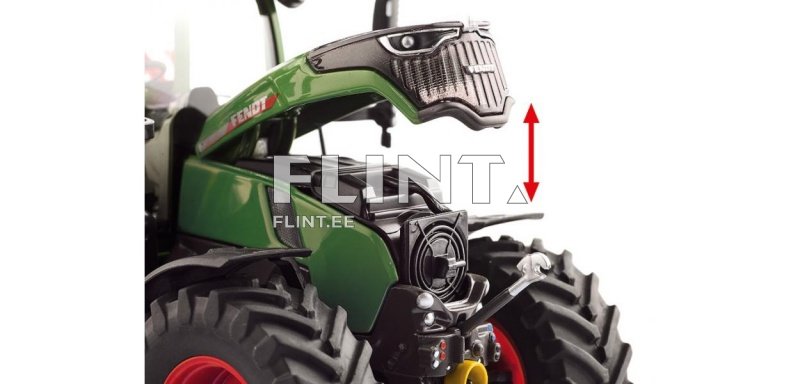 Pildil on roheline traktori mudel, mille kapott on avatud. Traktori esiosa on detailne, sealhulgas esituled ja logod. Tammi all on näha mootori komponente.