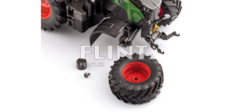 Pildil on väikese traktori mudel, millel on roheline kere ja mustad rattad. Üks rehv on eemaldatud ja asub traktori kõrval. Tootel on ka erinevad detailid nagu must plastik kuni ja väikesed metallist kruvid.