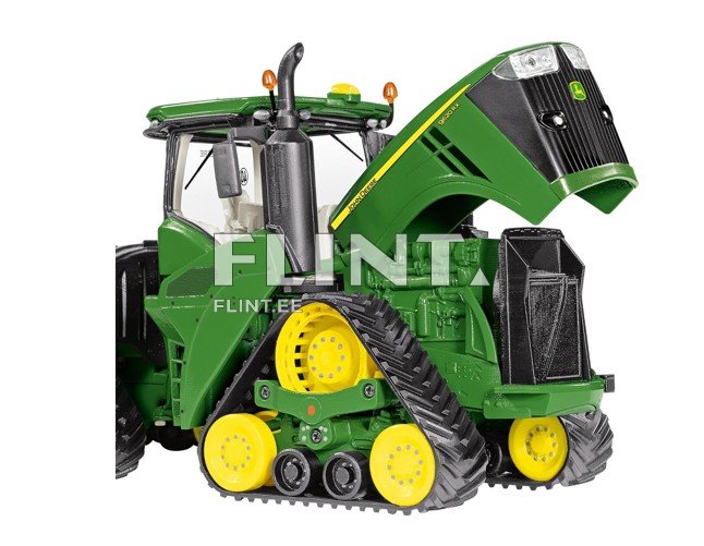 Toode on roheline traktor, millel on must kolmpaki kattega esiosa. Traktoril on suured kummirattad, mis on kollase ja musta värviga. Juhtimisseade asub avatud kabiinis.