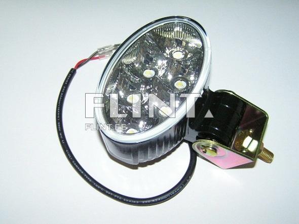 Esiobjekt on ovaalne LED-lamp, millel on viis ere valgustit. Lamp on musta ja hõbedase värviga, millel on juhe ühendamiseks.