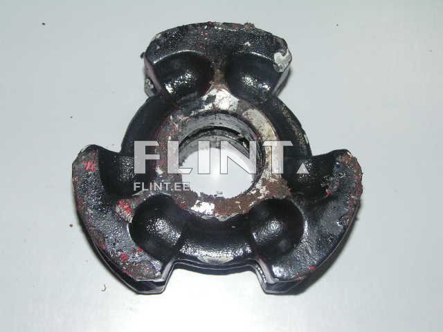 Ümar metallist detail, millel on kaks samasugust soonelist küljepinda ja keskne auk. Pind on must, osaliselt kulunud ja kaetud väikeste punaste täppidega.