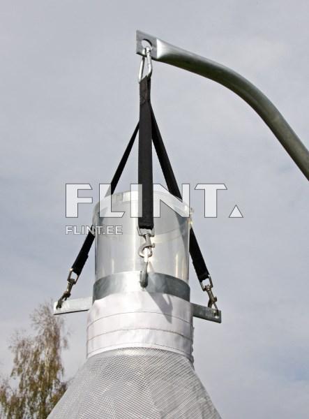 Ümar kapsel, millel on alumiiniumist kinnitus ja mustad rihmad, ripub metalltoru küljes. Kapsli ülaosas on läbipaistev plastosa.