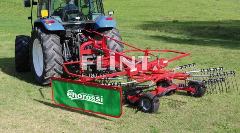 Traktoriga ühendatud punane heinaharja seade, millel on roheline logo "Enorossi", asub rohelisel niidul.