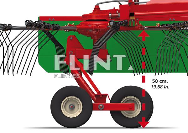 50 cm kõrgune punane ja roheline traktori külge kinnitatud rullik, millel on mustad harud ja mustad rehvid.