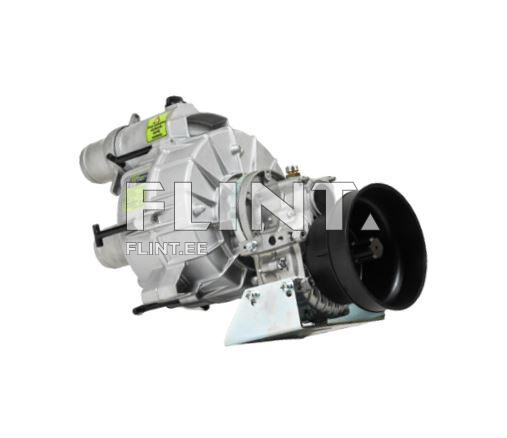 Pilt näitab rootsi mootori kompressorit, millel on metallist korpus ja mustad detailid. Kompressor on paigutatud alusele ning ühe külje peal on rohelised sildid informatsiooniga.