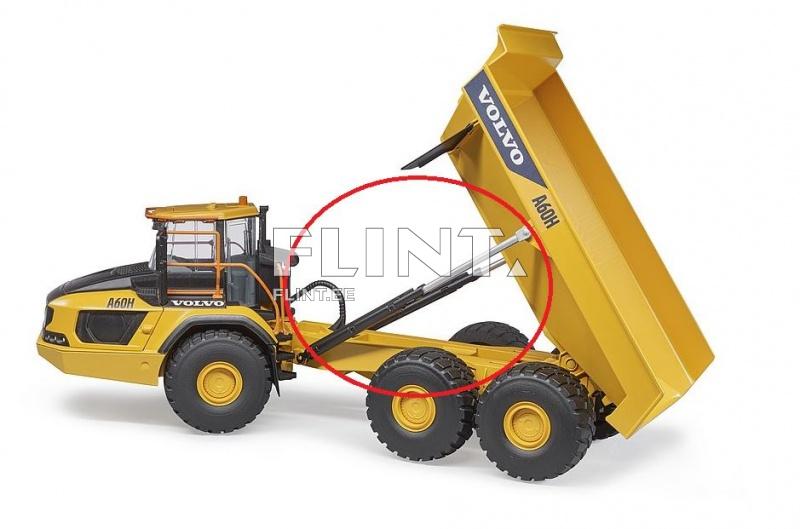 Mudel on Volvo A60H dump truck, millel on kollane kastiosa ja must kabiin. Kasti on tõstetud üles, paljastades hüdraulilise varre, mis võimaldab kasti tõstmist.