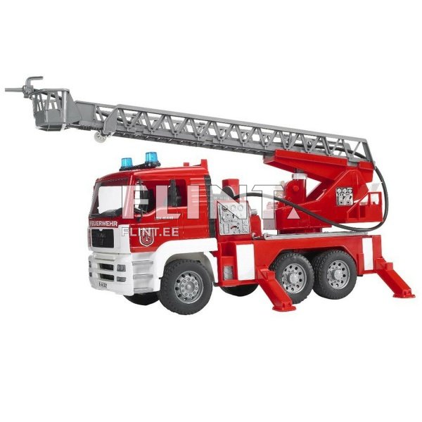 Punane tulekahjuauto, mille peal on tõstuk ja erinevad seadmed. Tõstuk on metallist ja ulatub kõrgele. Sõiduki esiotsas on sinised vilkurid ja rool.