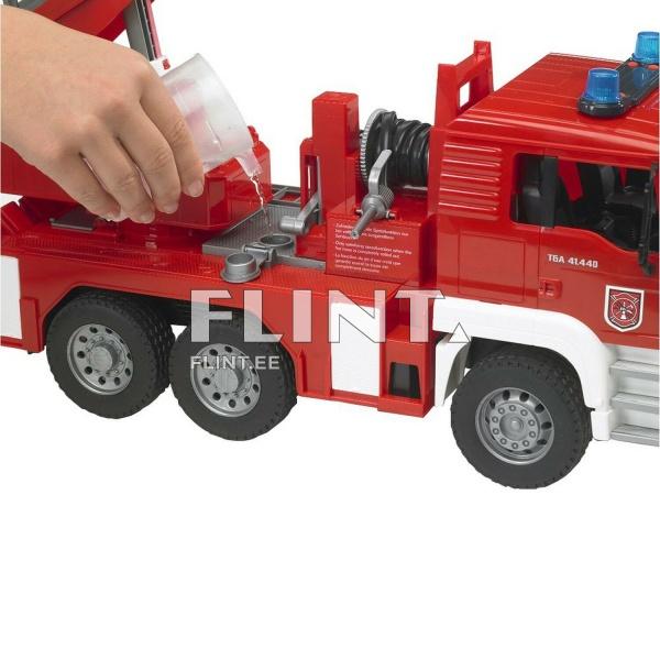 Punane tuletõrjeauto, millel on kaks ratast ja voolik, mida kasutatakse mängimiseks. Käsi valab vedelikku auto kohal asuvasse konteinerisse.