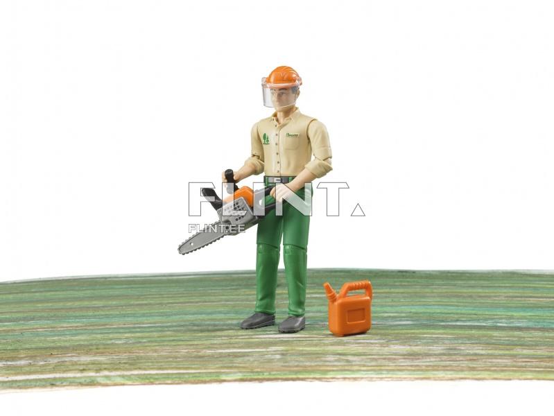 Figur, kes seisab rohelisel pinnasel, hoides käes mootorsaagi. Tal on seljas heledat värvi särk ja rohelised püksid. Tema kõrval on oranž kütusekanister.