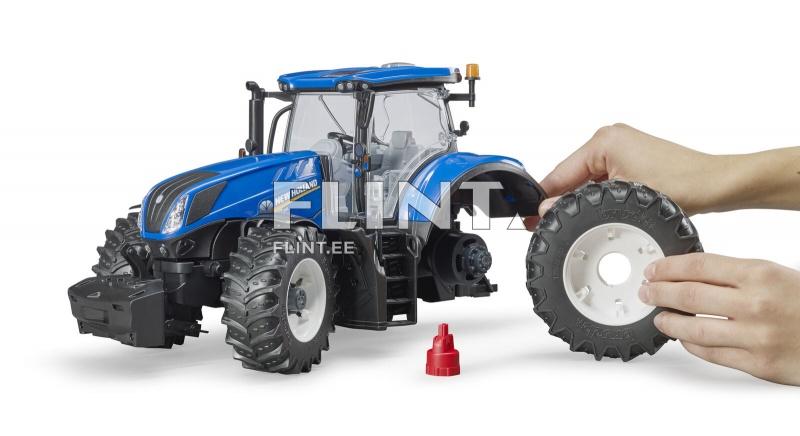 Sinine traktor on detailne mudel, millel on suured rattad ja läikiv kere. Käes hoitakse ratast, mida valmistatakse vahetamiseks. Traktori esiosa osutab detailidele, sealhulgas kapotile ja sõitjate kohale.