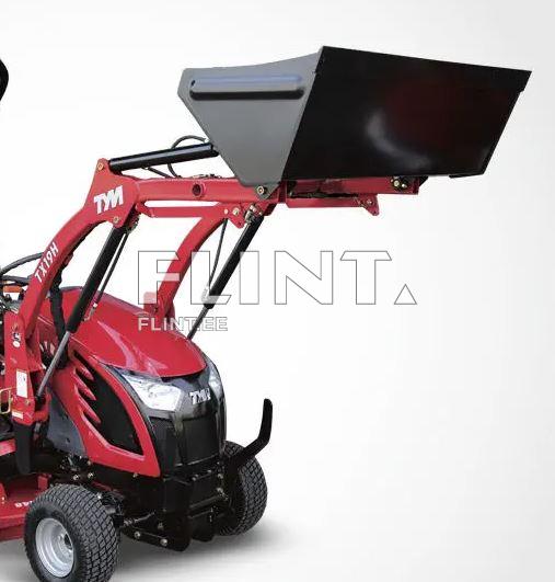 Punane traktor, mille ees on tõstetud must laadimis ämber, millel on kaks roolimiseks ette nähtud ratast.