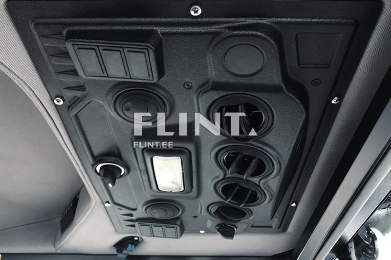 Pildil on must paneel, millel on mitmed nuppud ja õhuventiilid. Paneel asub sõiduki laes, sellel on kaks suurt nuppu vasakus ülanurgas ja kuus ümmargust õhuava paremal pool. Paneeli keskel on väike valge valgusallikas.