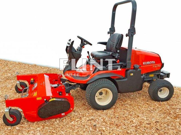 Kubota F39-4 naelutaja, punane, istumisega osa, rooli ja juhtpaneeliga, asub puidust silmadega pinnal.