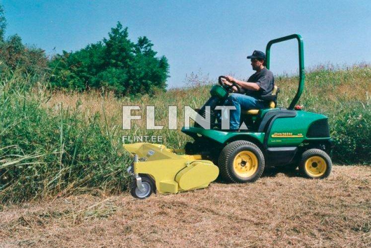 Roheline niiduk, millel istub mees, lõikab herbatsi. Taustal on puude rida ja selge sinine taevas.